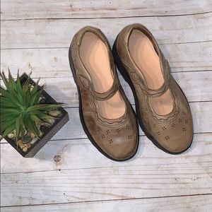 Dr. Comfort Taupe Leather Shoes Size 7 1/2 X W